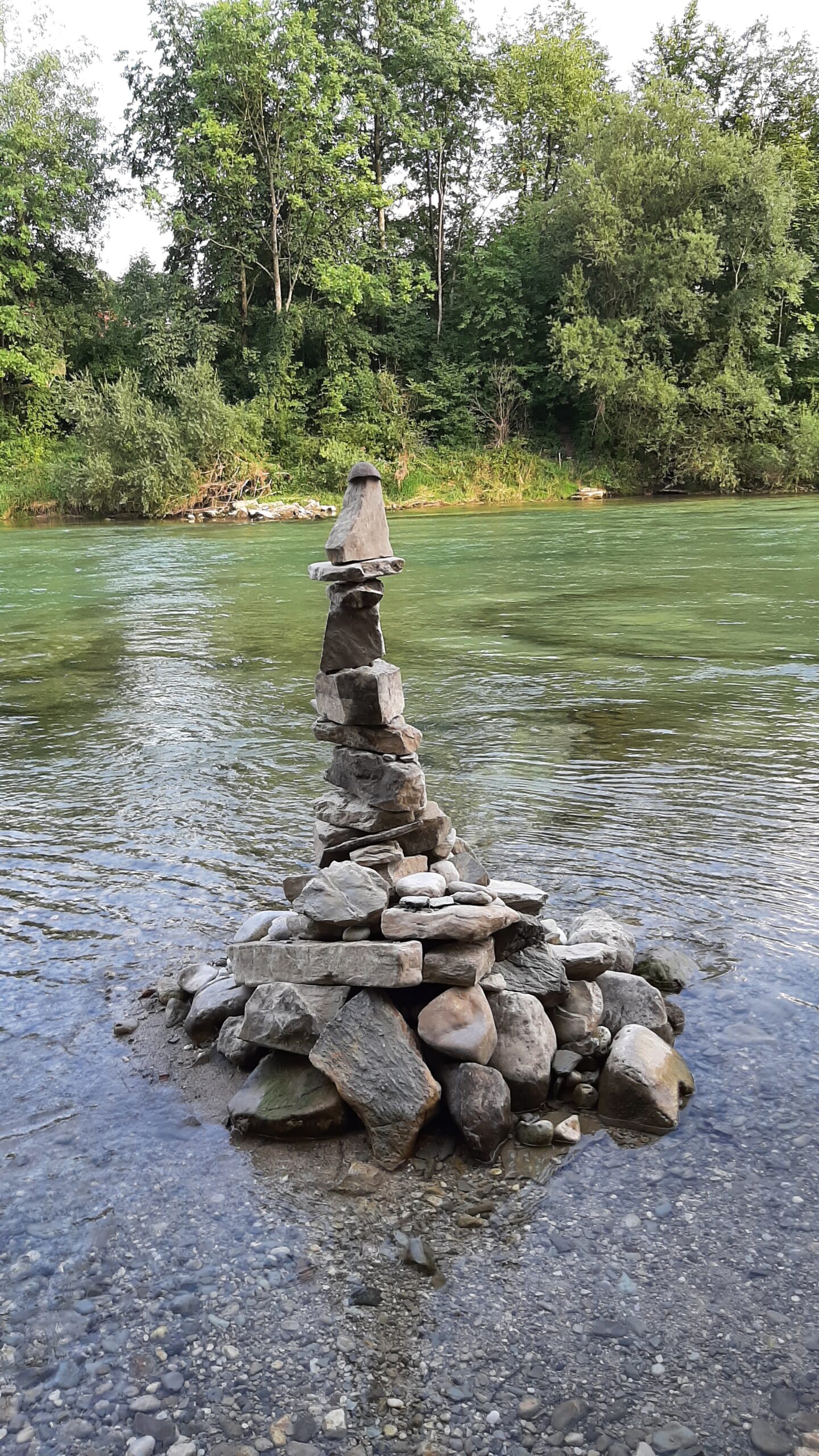 Steineturm im Fluss, Praxis Petra Göweil, Kinesiologie Linz, Cranio und Energetik
